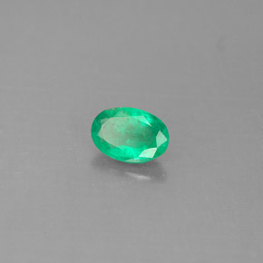 0.40カラットの天然グリーンエメラルド（6×4.1 mm・オーバルカット）
