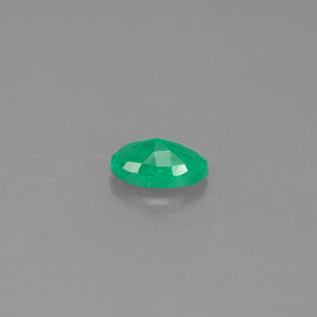 0.40カラットの天然グリーンエメラルド（6×4.1 mm・オーバルカット）