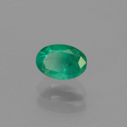 0.46カラットの天然クールグリーンエメラルド（5.9×4.1 mm・オーバルカット）
