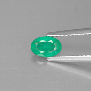 0.44カラットの天然グリーンエメラルド（6.1×4.1 mm・オーバルカット）