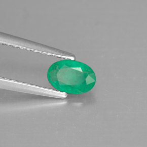 0.44カラットの天然グリーンエメラルド（6.1×4.1 mm・オーバルカット）