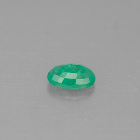 0.44カラットの天然グリーンエメラルド（6.1×4.1 mm・オーバルカット）