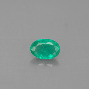 0.36カラットの天然グリーンエメラルド（5.8×4 mm・オーバルカット）