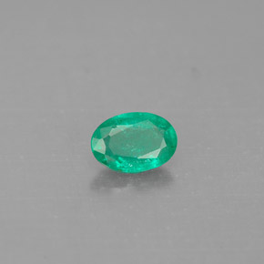 0.36カラットの天然グリーンエメラルド（5.8×4 mm・オーバルカット）