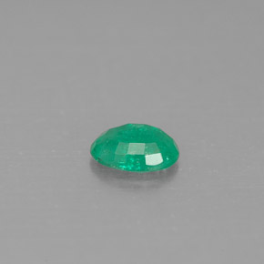 0.36カラットの天然グリーンエメラルド（5.8×4 mm・オーバルカット）