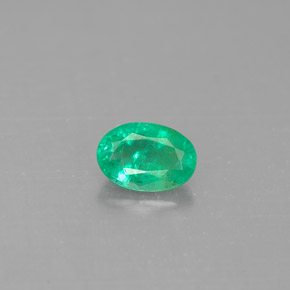 0.45カラットの天然グリーンエメラルド（6.1×4.2 mm・オーバルカット）