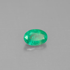 0.45カラットの天然グリーンエメラルド（6.1×4.2 mm・オーバルカット）