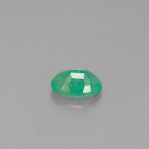 0.45カラットの天然グリーンエメラルド（6.1×4.2 mm・オーバルカット）