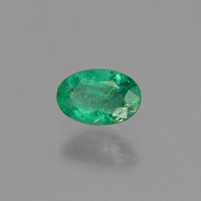 0.43カラットの天然グリーンエメラルド（6.2×4.1 mm・オーバルカット）