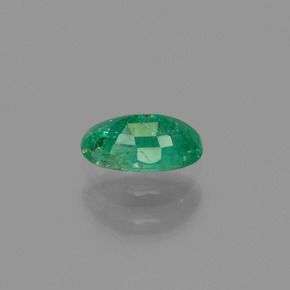 0.43カラットの天然グリーンエメラルド（6.2×4.1 mm・オーバルカット）