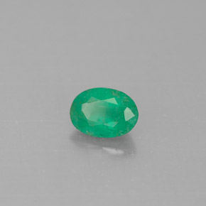 0.46カラットの天然グリーンエメラルド（5.9×4.2 mm・オーバルカット）