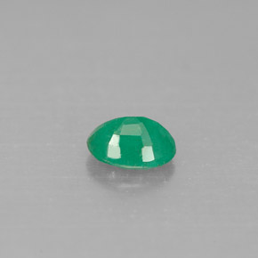 0.46カラットの天然グリーンエメラルド（5.9×4.2 mm・オーバルカット）