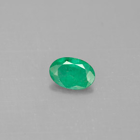 0.33カラットの天然グリーンエメラルド（6×4.1 mm・オーバルカット）