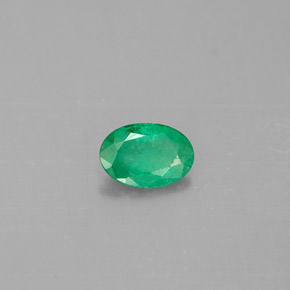 0.33カラットの天然グリーンエメラルド（6×4.1 mm・オーバルカット）