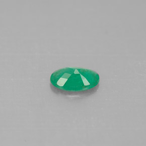 0.33カラットの天然グリーンエメラルド（6×4.1 mm・オーバルカット）
