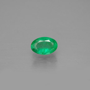 0.39カラットの天然グリーンエメラルド（5.9×4 mm・オーバルカット）