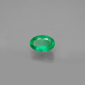 0.39カラットの天然グリーンエメラルド（5.9×4 mm・オーバルカット）