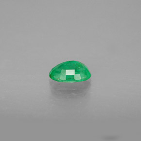 0.39カラットの天然グリーンエメラルド（5.9×4 mm・オーバルカット）