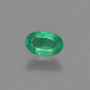 0.46カラットの天然グリーンエメラルド（6.2×4.1 mm・オーバルカット）