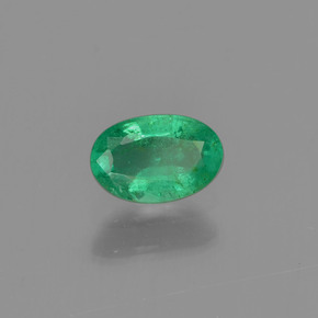 0.46カラットの天然グリーンエメラルド（6.2×4.1 mm・オーバルカット）