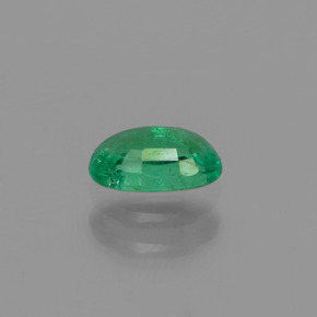 0.46カラットの天然グリーンエメラルド（6.2×4.1 mm・オーバルカット）