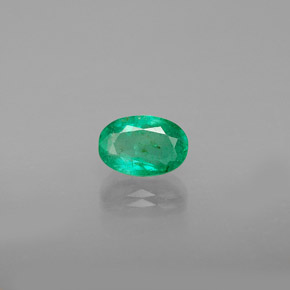 0.47カラットの天然グリーンエメラルド（6×4.1 mm・オーバルカット）