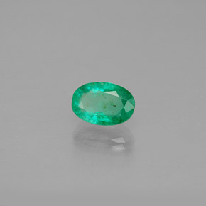 0.47カラットの天然グリーンエメラルド（6×4.1 mm・オーバルカット）