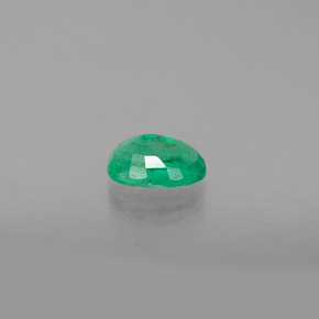 0.47カラットの天然グリーンエメラルド（6×4.1 mm・オーバルカット）
