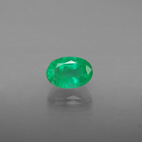 0.58カラットの天然グリーンエメラルド（6.1×4.2 mm・オーバルカット）