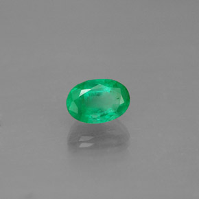 0.58カラットの天然グリーンエメラルド（6.1×4.2 mm・オーバルカット）