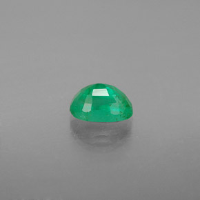 0.58カラットの天然グリーンエメラルド（6.1×4.2 mm・オーバルカット）
