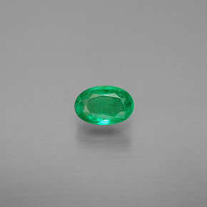 0.40カラットの天然グリーンエメラルド（6×4.1 mm・オーバルカット）