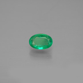 0.40カラットの天然グリーンエメラルド（6×4.1 mm・オーバルカット）