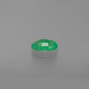 0.40カラットの天然グリーンエメラルド（6×4.1 mm・オーバルカット）