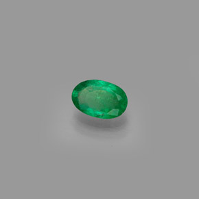 0.40カラットの天然グリーンエメラルド（6.2×4.1 mm・オーバルカット）