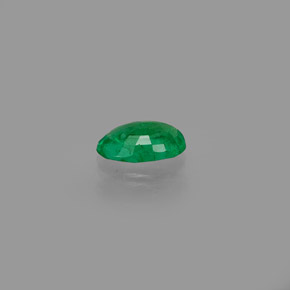 0.40カラットの天然グリーンエメラルド（6.2×4.1 mm・オーバルカット）