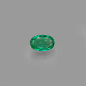 0.38カラットの天然グリーンエメラルド（6.1×4.1 mm・オーバルカット）