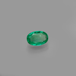 0.38カラットの天然グリーンエメラルド（6.1×4.1 mm・オーバルカット）