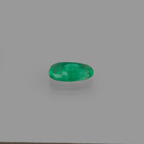 0.38カラットの天然グリーンエメラルド（6.1×4.1 mm・オーバルカット）