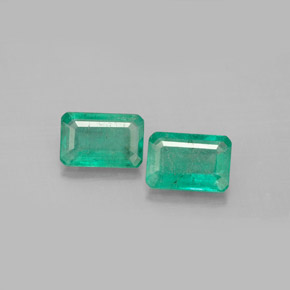 カラットの天然グリーンエメラルド（6×4.2 mm・エメラルドカット）