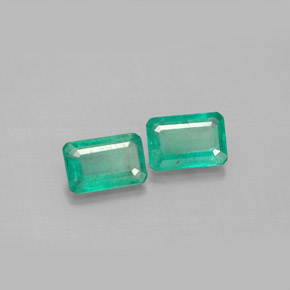 カラットの天然グリーンエメラルド（6×4.2 mm・エメラルドカット）