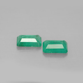 カラットの天然グリーンエメラルド（6×4.2 mm・エメラルドカット）