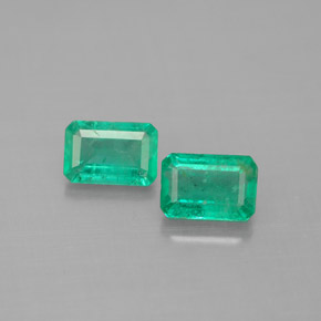 カラットの天然グリーンエメラルド（6.1×4.1 mm・エメラルドカット）
