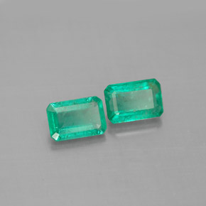 カラットの天然グリーンエメラルド（6.1×4.1 mm・エメラルドカット）