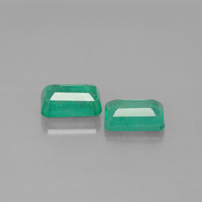 カラットの天然グリーンエメラルド（6.1×4.1 mm・エメラルドカット）