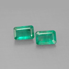 カラットの天然グリーンエメラルド（6×4.1 mm・エメラルドカット）