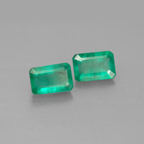カラットの天然グリーンエメラルド（6×4.1 mm・エメラルドカット）