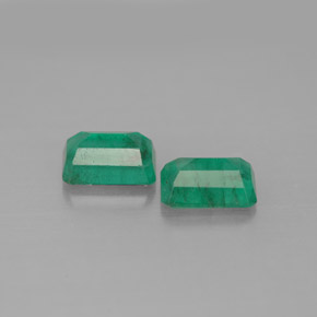 カラットの天然グリーンエメラルド（6×4.1 mm・エメラルドカット）