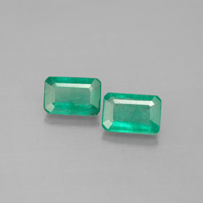 カラットの天然グリーンエメラルド（5.9×4 mm・エメラルドカット）