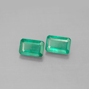 カラットの天然グリーンエメラルド（5.9×4 mm・エメラルドカット）
